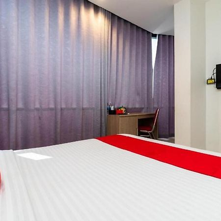 Hotel Domino Палембанг Екстериор снимка